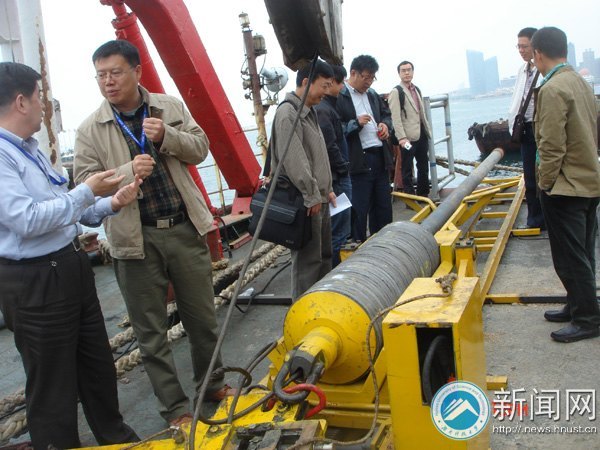 湖南科技大学“深海（3000至8000米）沉积物取样器成套设备”研制项目通过验收